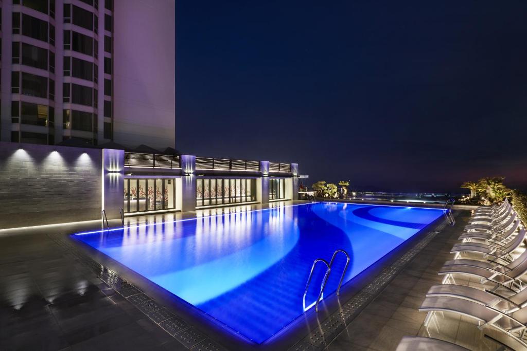 Bazén v ubytování Paradise Hotel Busan nebo v jeho okolí