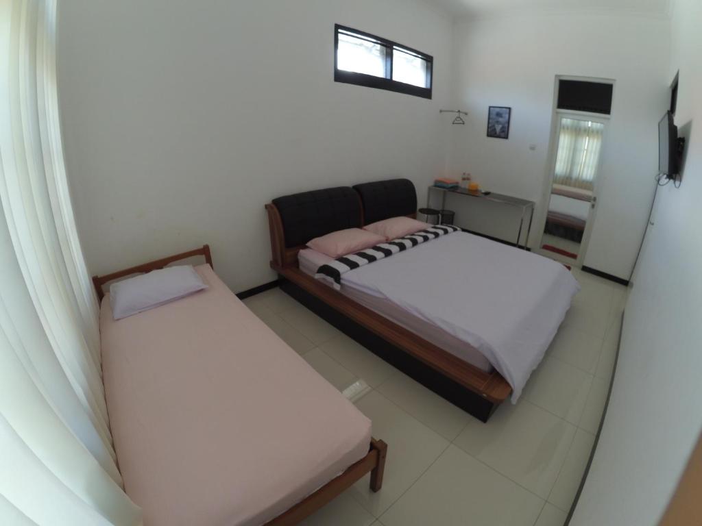 Postel nebo postele na pokoji v ubytování Mess Inn Semarang