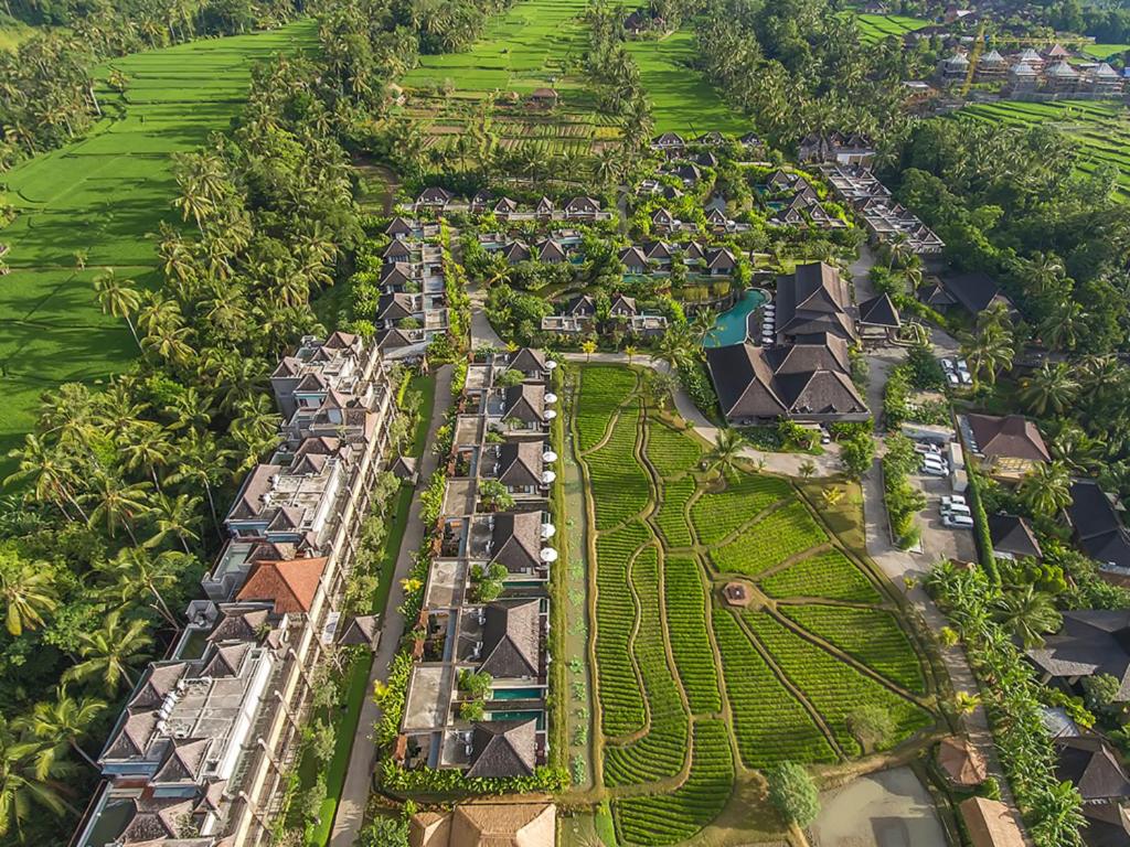 una vista aérea de un complejo con casas y árboles en Visesa Ubud Resort, en Ubud