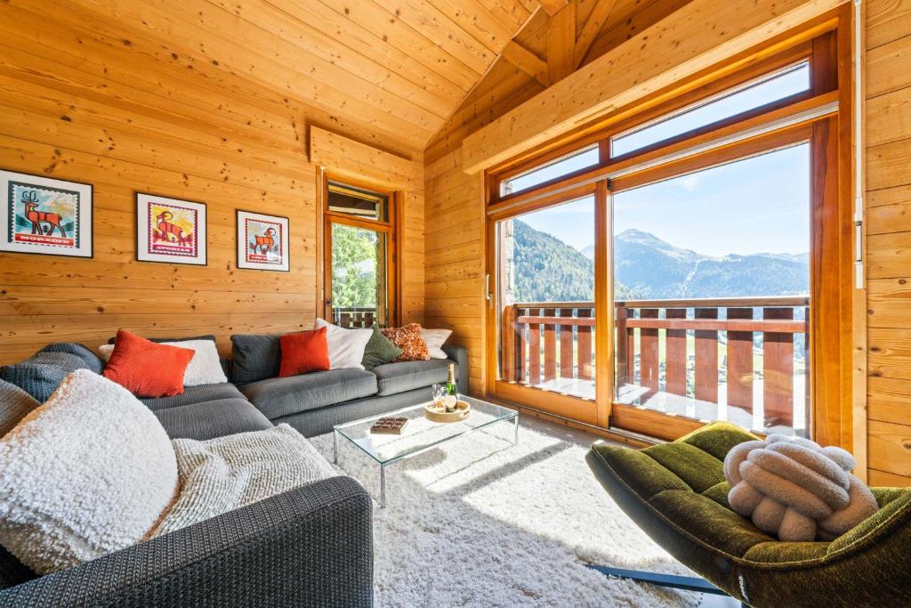Mountain Views Balcony Stylish 3 Bed Apartment
