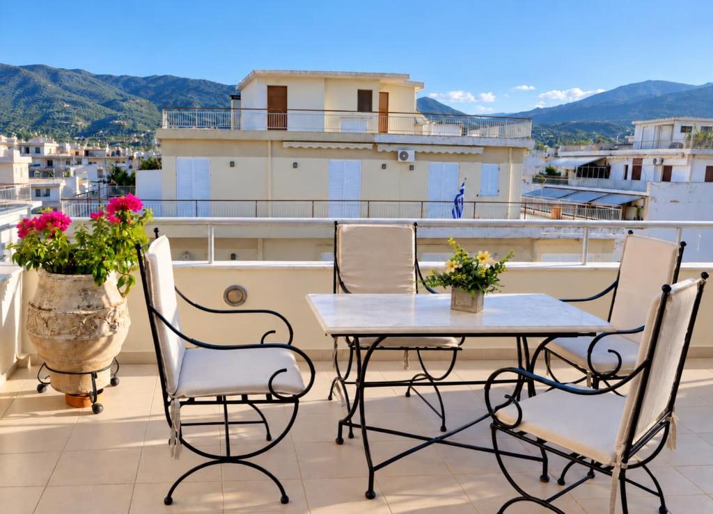 Nini's Maison - Terrace Living Above Kalamata City