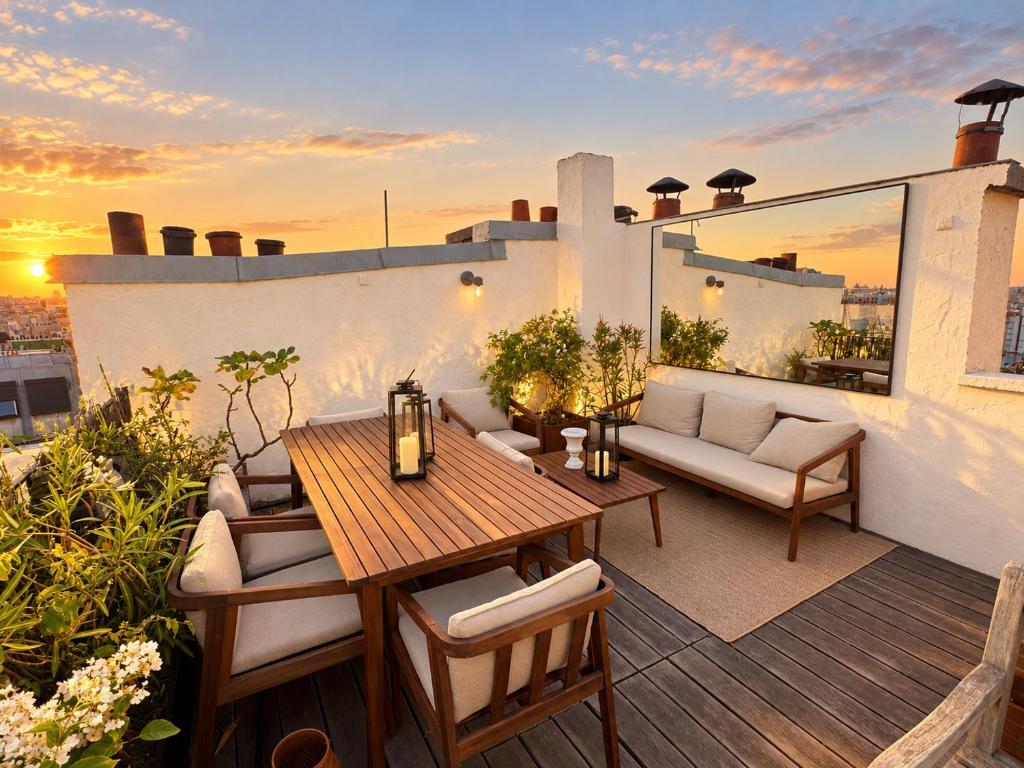 Private Terrace with 360-degree view & Artists' apartment