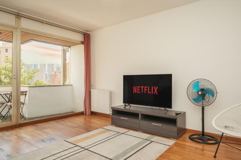 4BR Apartment & Sleeps eight & Near Park Guell