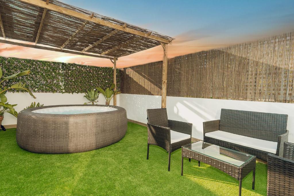 Private Terrace & Jacuzzi & Sleeps Six