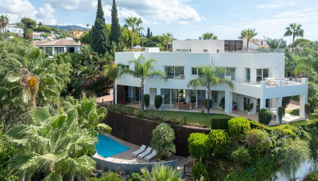 Breathtaking Views From Villa Near Beach - Heated