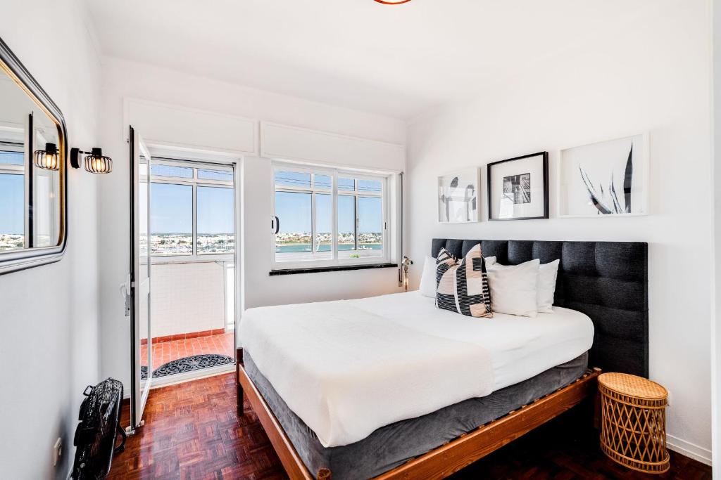 Sunny 3Bdr Flat in Portimão by LovelyStay