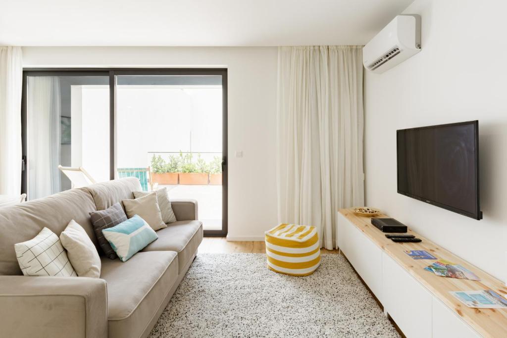 Light Filled Apartment With Terrace