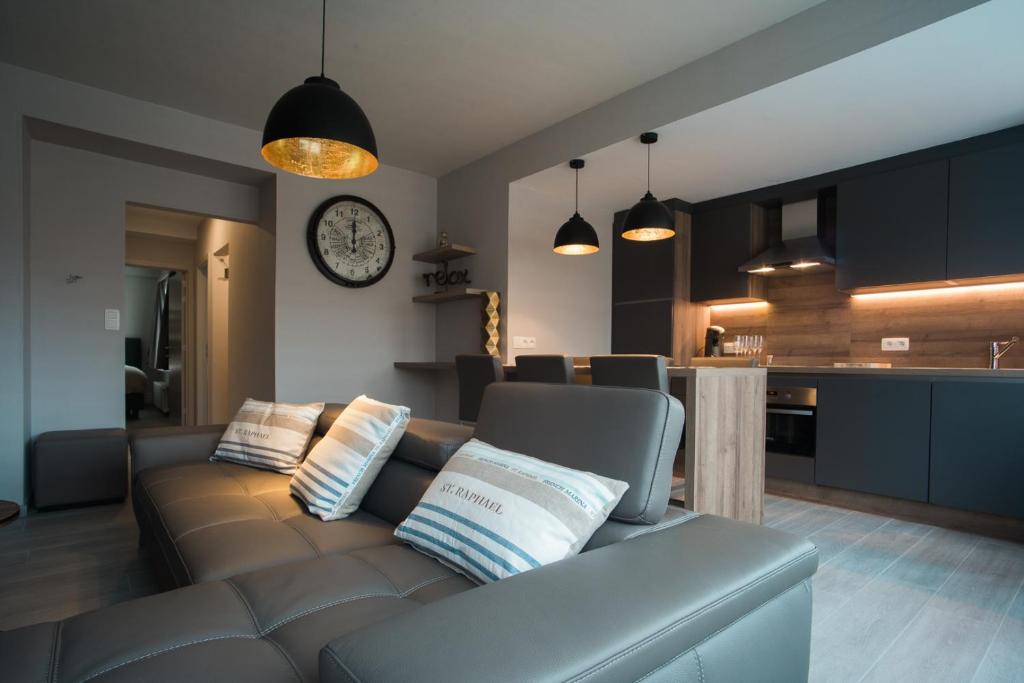 a living room with a couch and a kitchen at O-Mer Oostende in Ostend