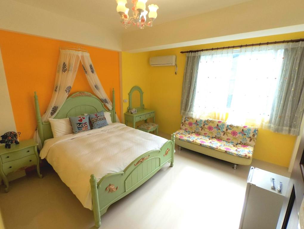 um quarto com uma cama e duas janelas em Eik Forest B&B em Taitung City