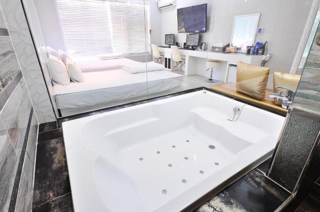 Postel nebo postele na pokoji v ubytování Boutique Hotel Aria Nampo