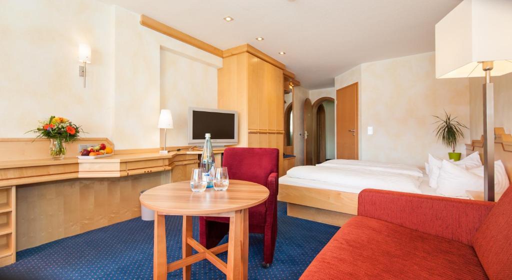 TV a/nebo společenská místnost v ubytování Albtalblick Ihr Wellness- & Wanderhotel