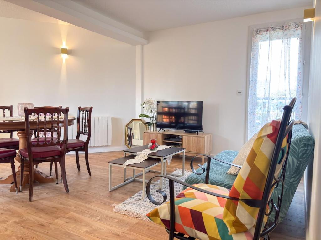 Appartement lumineux 2 chambres, loggia, place de parking