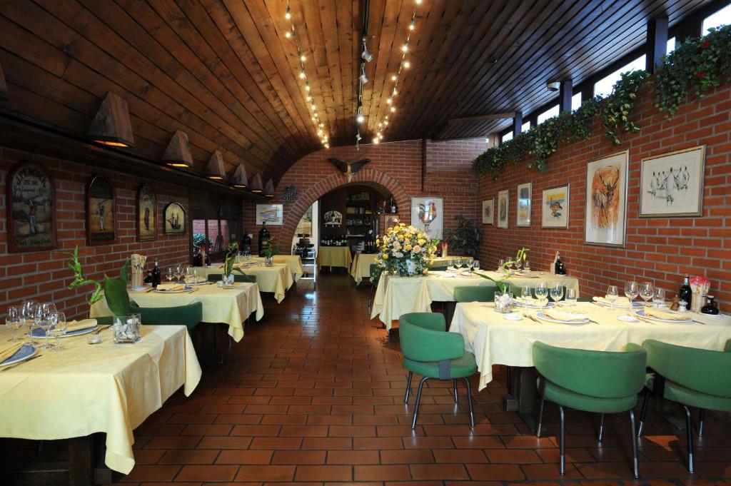 Un restaurante o sitio para comer en Colorado Hotel