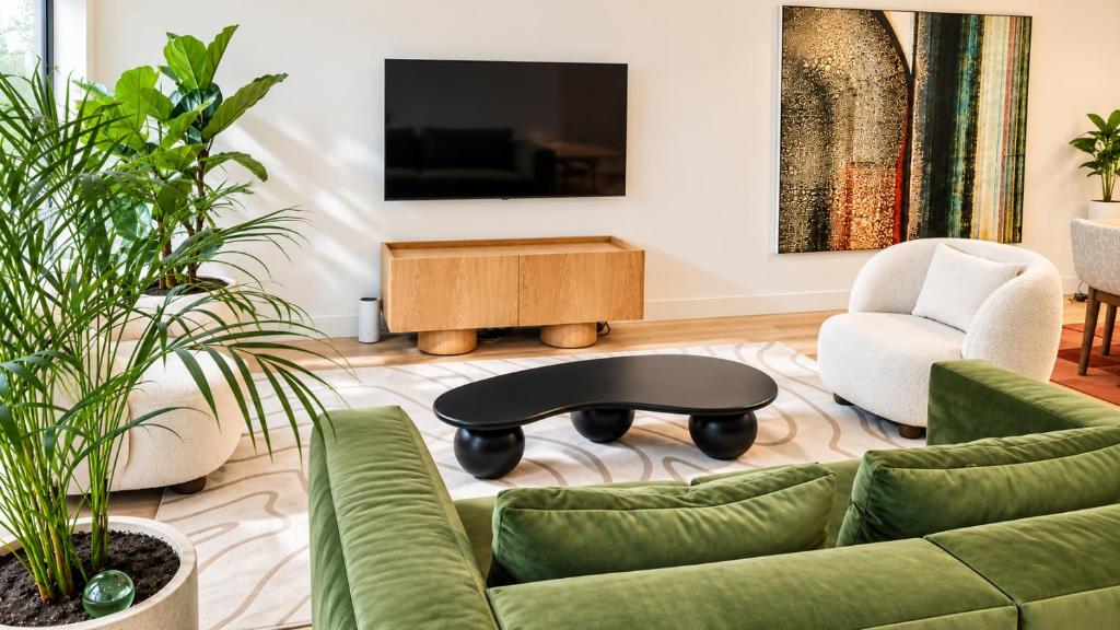 NEW Luxury 1-bedroom Duplex with Furnished Patio