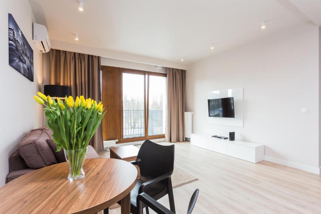 Televízia a/alebo spoločenská miestnosť v ubytovaní Platinum Residence Mokotów