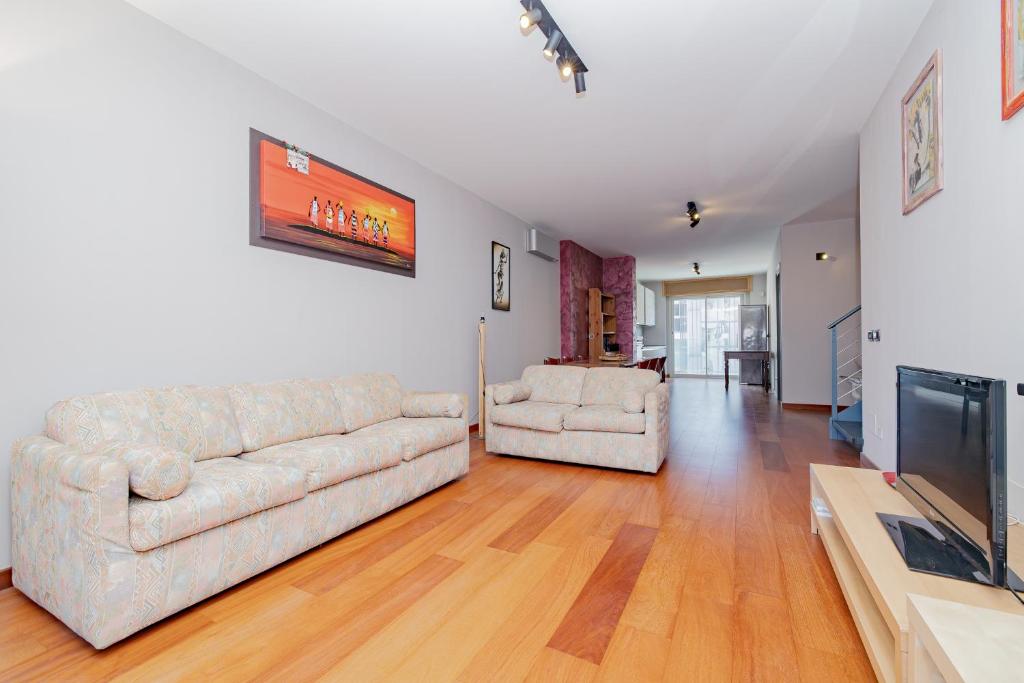 Spacious 180 Luxury Milan Apartment with 3 Bedrooms, 3 Baths & Jacuzzi Bocconi Campus