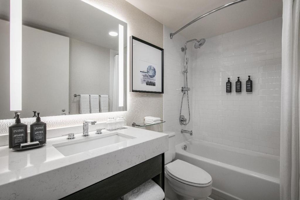 Sheraton LaGuardia East Hotel - 