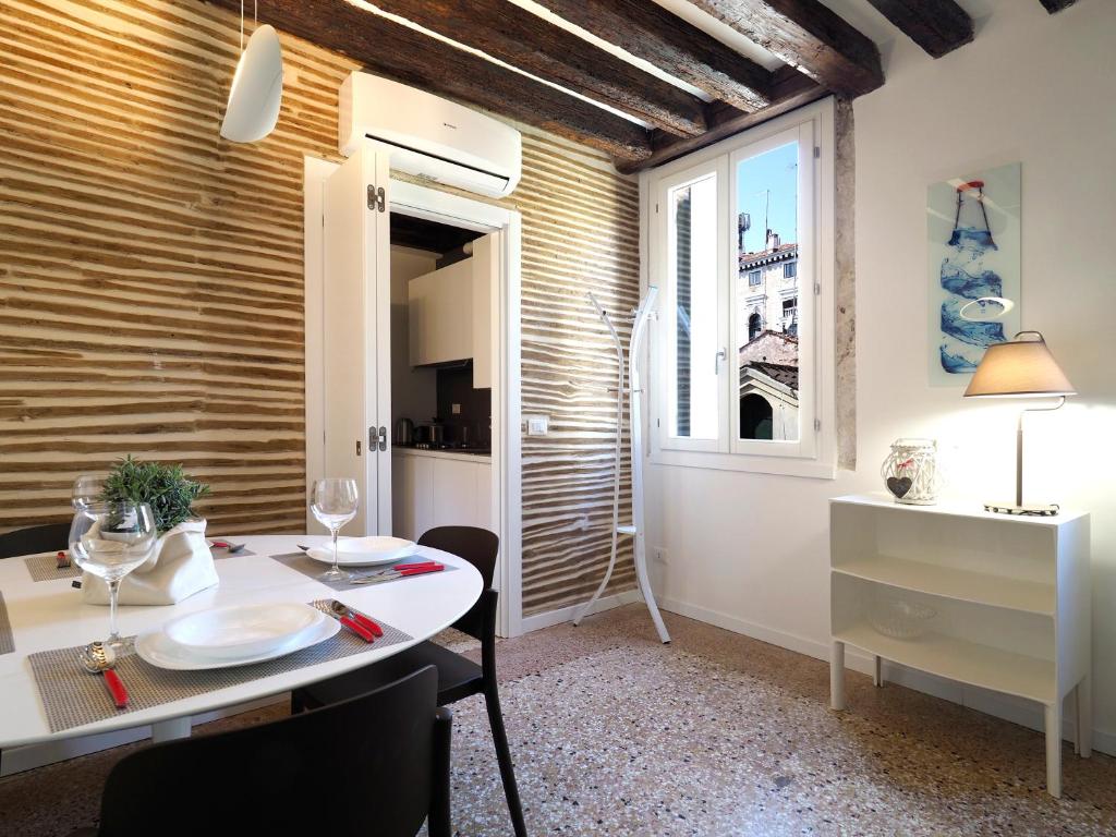 ヴェネツィアにあるMajestic Rialto Houseのダイニングルーム(テーブル、椅子、窓付)