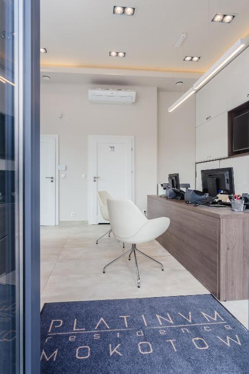 Televízia a/alebo spoločenská miestnosť v ubytovaní Platinum Residence Mokotów