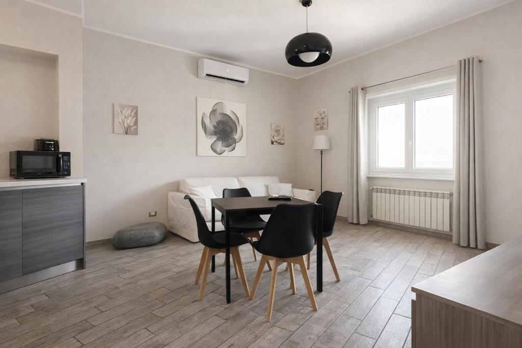 Chic Rome Apartment Near Metro B & Colosseum