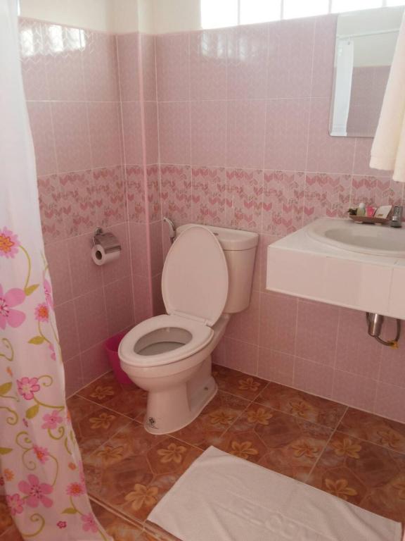 Koupelna v ubytování Chanakarn Guesthouse Sangkhla Buri