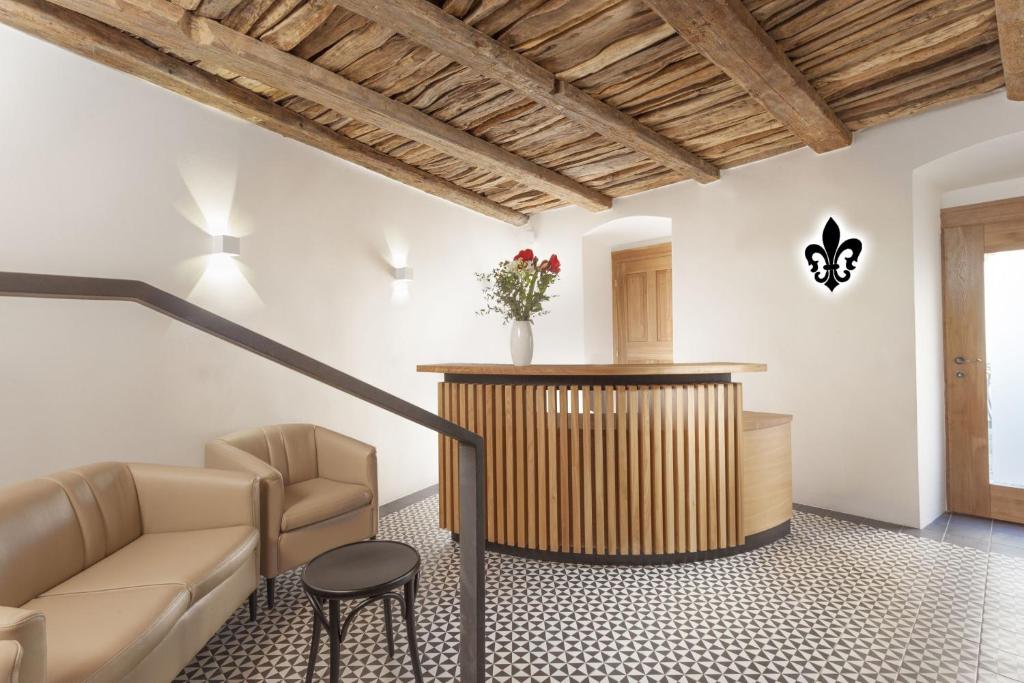 Posezení v ubytování Hotel At the White Lily