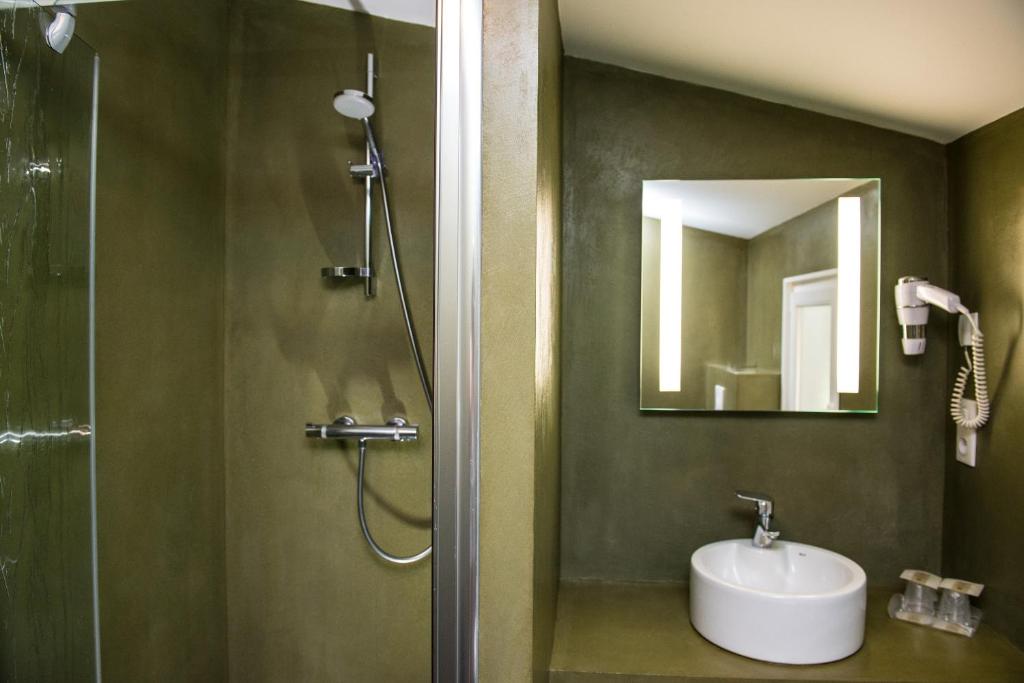 Koupelna v ubytování Logis Hotel Ur-Hegian