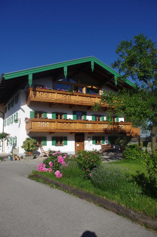 ein Gebäude mit einem Balkon mit Blumen davor in der Unterkunft Marchlhof in Aschau im Chiemgau