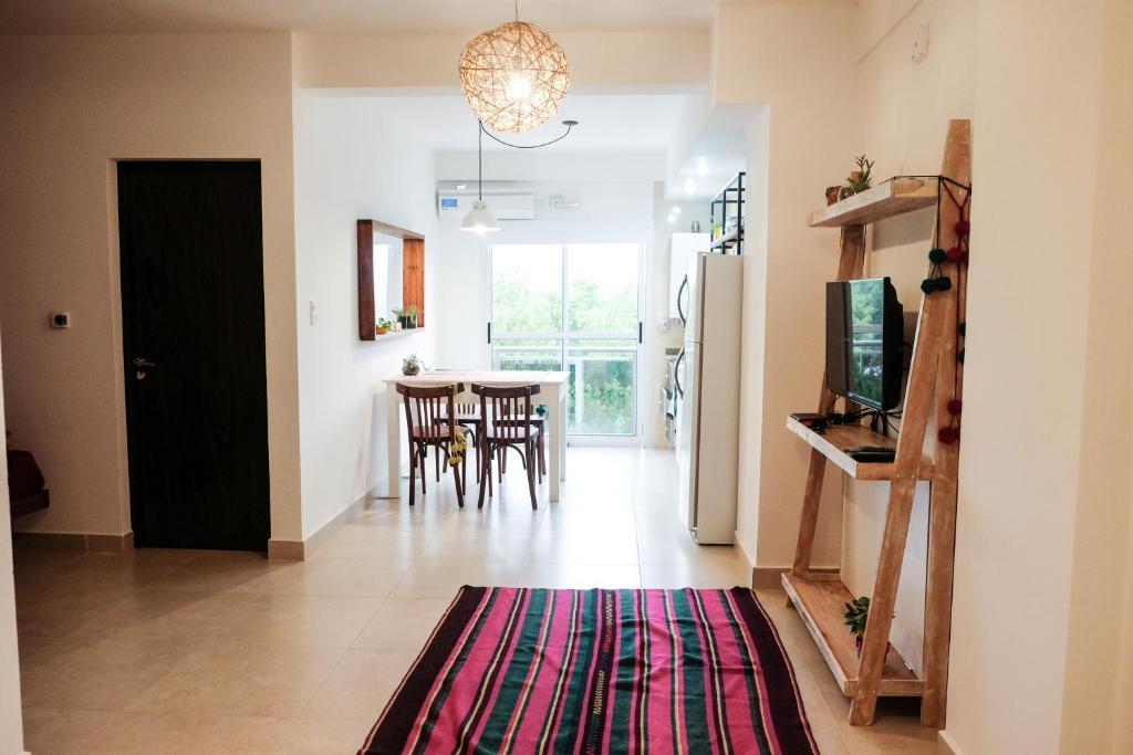 uma sala de estar com uma mesa e cadeiras e uma porta em Departamento Salta em Salta