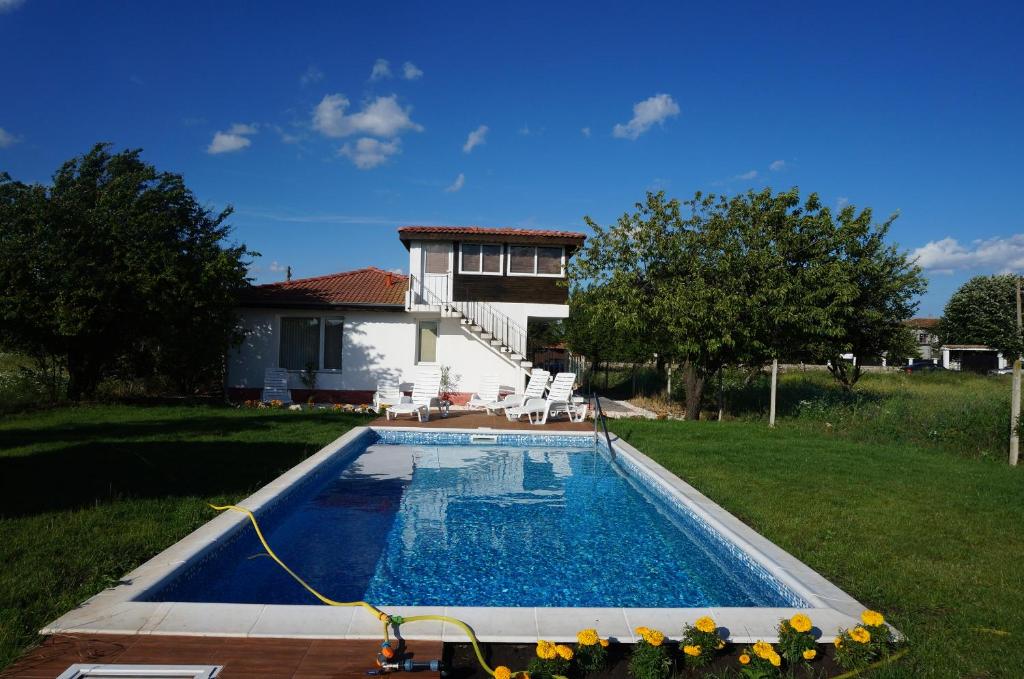 - une piscine dans la cour d'une maison dans l'établissement Вила Бела - Villa Bella - Near Kranevo and Albena, à General-Kantardzhievo