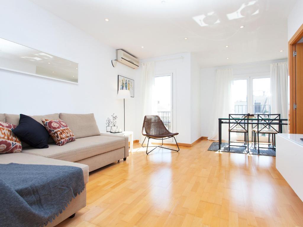 sala de estar con sofá y mesa en RentBCN Rambla Catalunya Apartment, en Barcelona