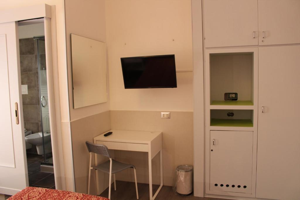 TV a/nebo společenská místnost v ubytování Alla Bianca Hotel