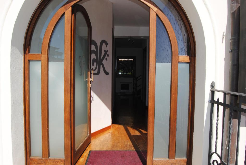een toegang tot een huis met een houten deur bij B&B Kenzia in Olbia