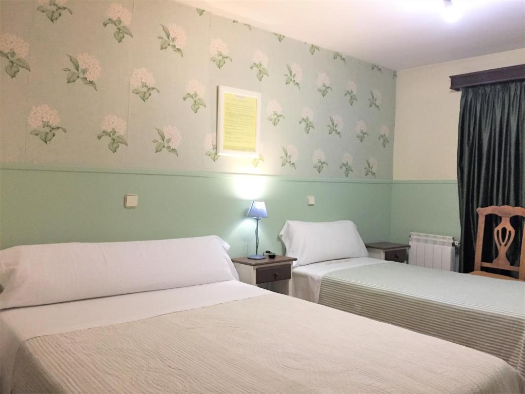 Giường trong phòng chung tại Hostal La Vera