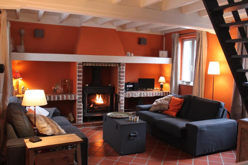 - un salon avec un canapé et une cheminée dans l'établissement Maison de Charme - Campagne proche de Lille, à Sainghin-en-Mélantois