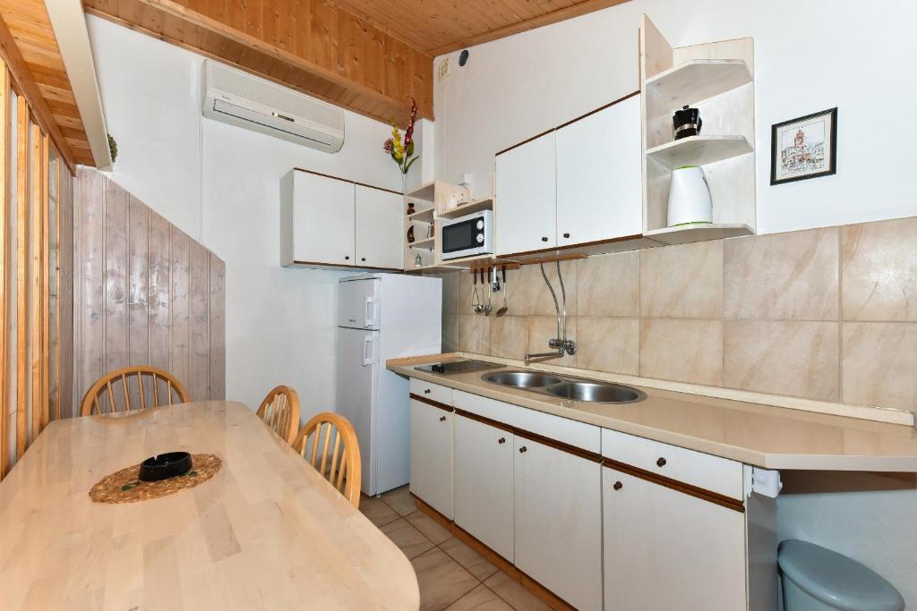 Kuchyňa alebo kuchynka v ubytovaní Apartment Tome Diklo