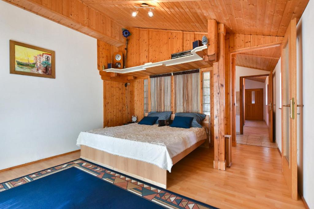 1 dormitorio con 1 cama en una habitación con paredes de madera en Apartment Tome Diklo, en Zadar
