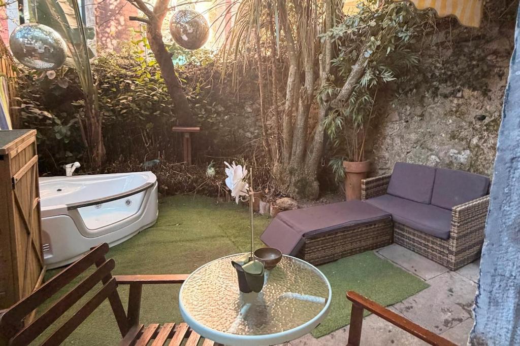 Sintra Center Studio with Private Garden Jacuzzi and BBQ