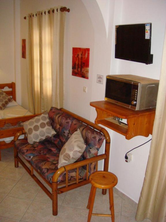 TV a/nebo společenská místnost v ubytování Boussetil Rooms CapAnMat