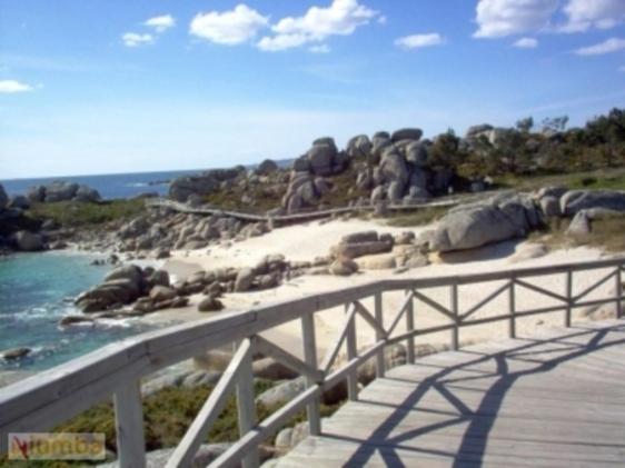 most nad plażą z kamieniami i oceanem w obiekcie Hotel Chancelas w mieście Chancelas