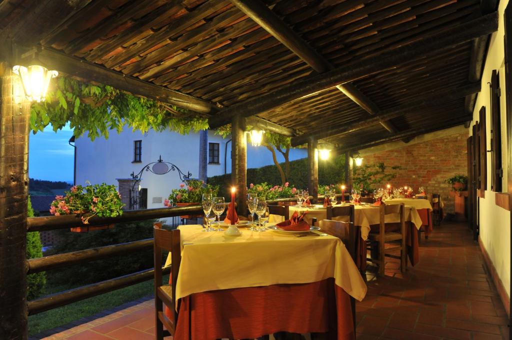 jadalnia ze stołami i krzesłami w budynku w obiekcie Bed And Breakfast Olimpia w mieście San Salvatore Monferrato