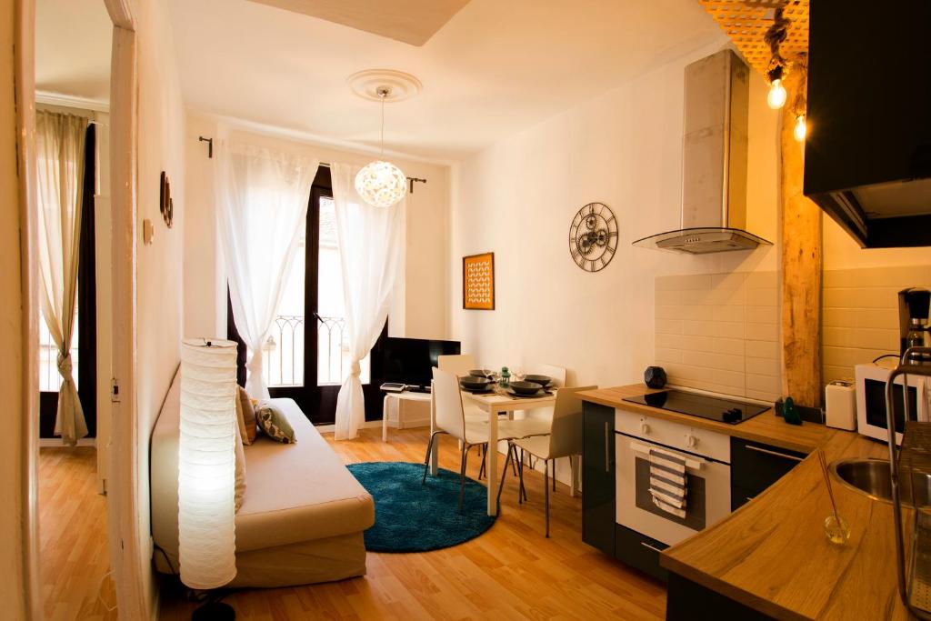 een keuken en een woonkamer met een bank en een tafel bij Apartamento Santo Tomas 23 Izq in Haro