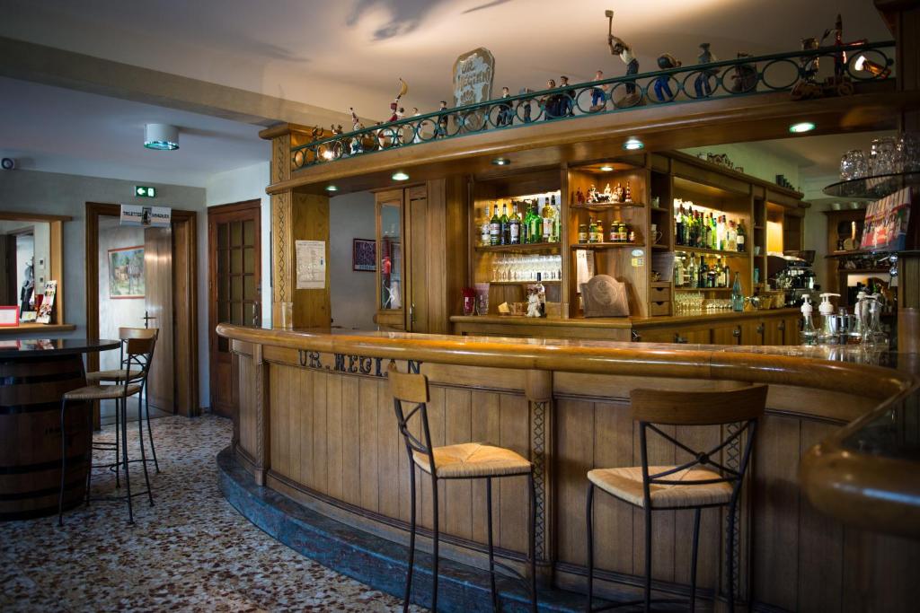 Lounge nebo bar v ubytování Logis Hotel Ur-Hegian