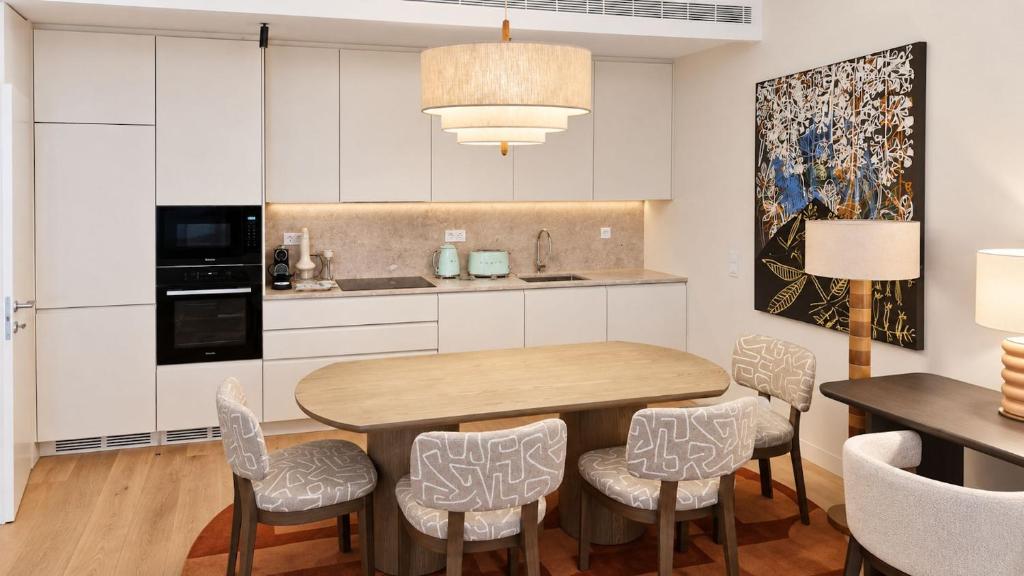 NEW Luxury 2BR Townhouse with City-View Sun Deck