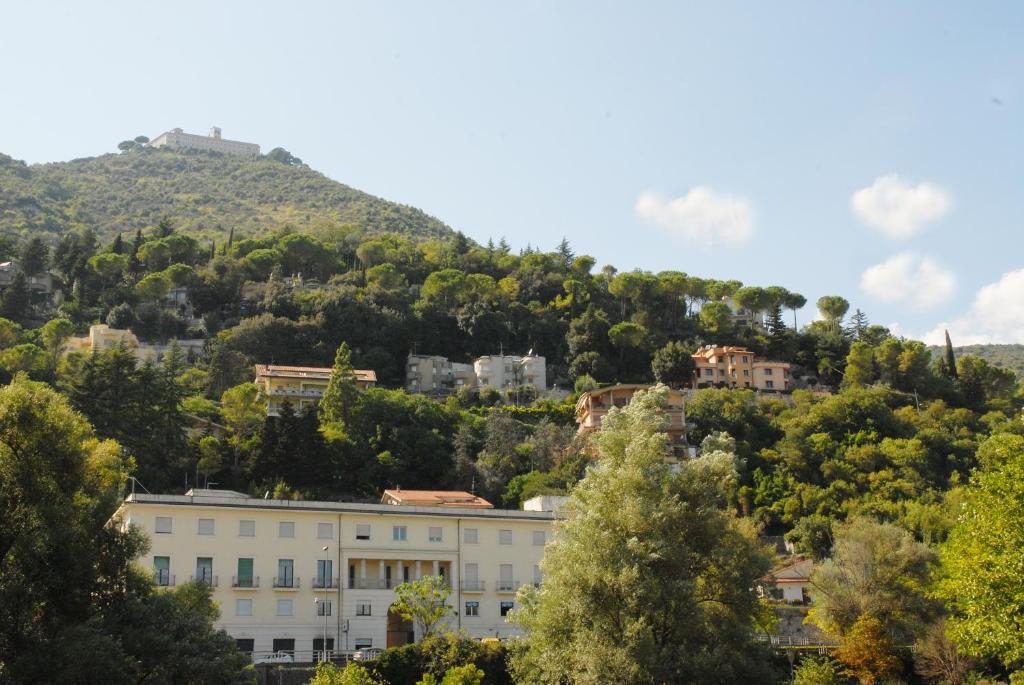 Vista generica sulle montagne o vista sulle montagne dall'interno dell'appartamento