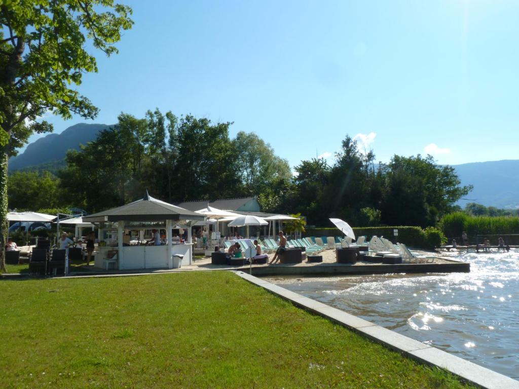 la baie des voiles ,vue lac d'Annecy ,plage privée, Duingt – Updated 2023  Prices