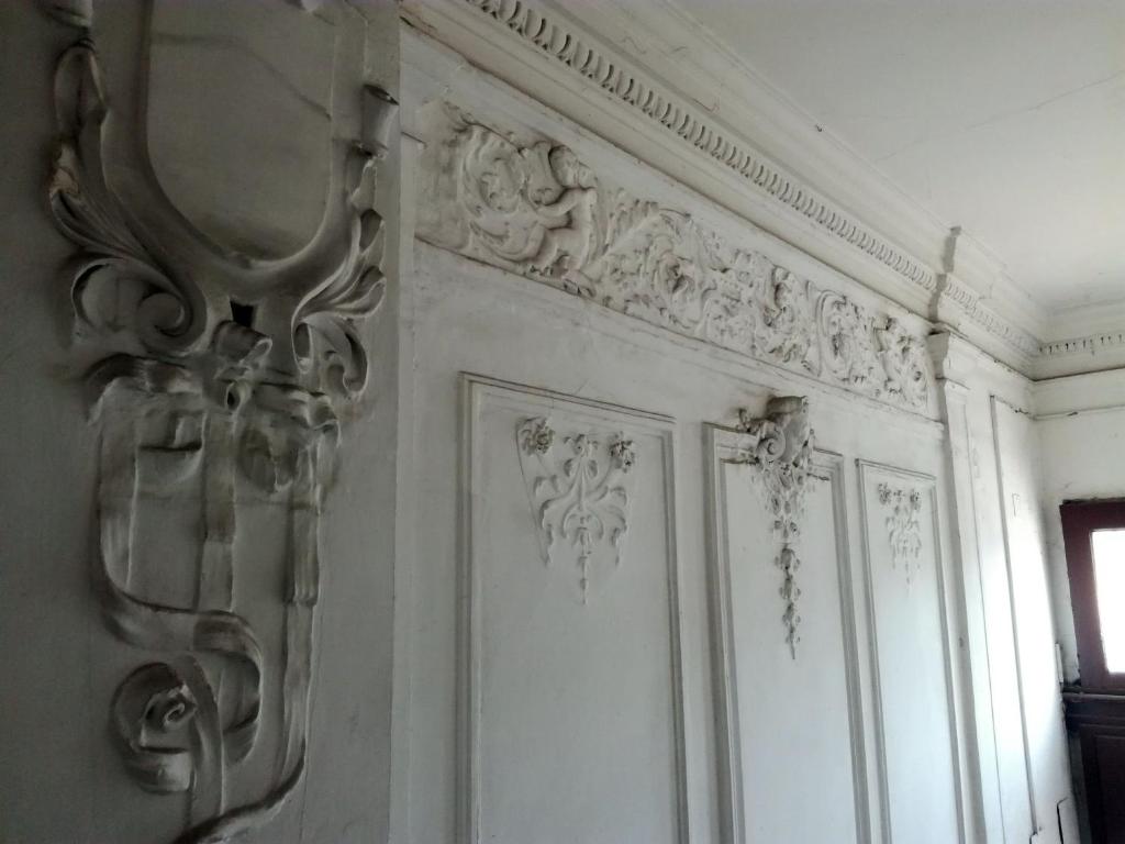 ウィーンにあるLe petit appartementの鏡付白い部屋