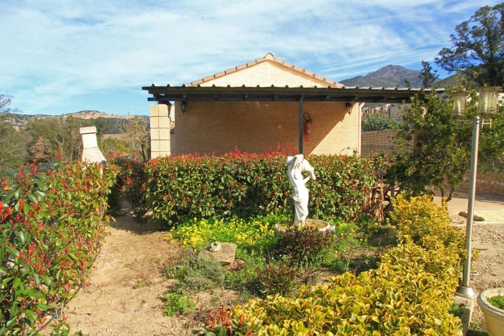 uma estátua num jardim em frente a um edifício em Chambres d'hôtes Multari em Patrimonio