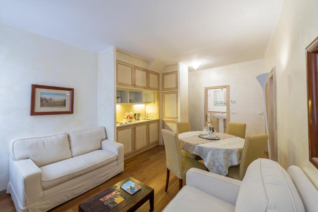 ein Wohnzimmer mit einem Tisch und einem Sofa in der Unterkunft Romantic Suite San Marco in Venedig