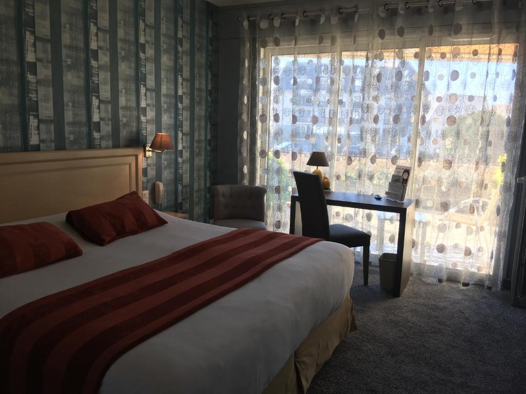 Postel nebo postele na pokoji v ubytování Bagnoles Hotel - Contact Hotel